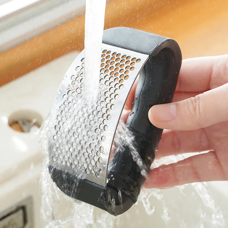 Stainless Steel Garlic Press – Metal & Plastic, One-Press Design, Easy to Clean, Effort-Saving